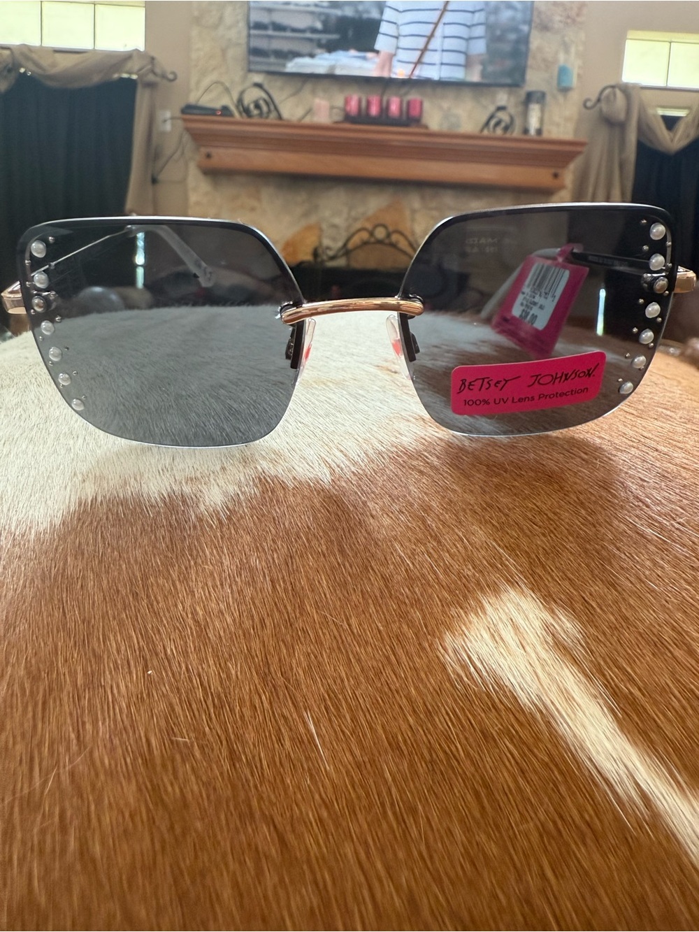Betsey Johnson Black Gradient Rimless Sunglasses with Gold Bridge